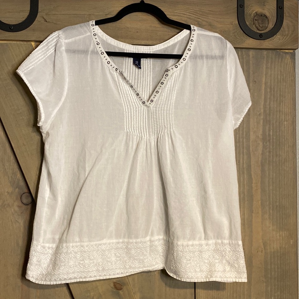 Super cute white summer blouse. Gap large. Can be worn with everything.